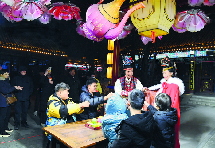 在河北省石家庄市正定古城荣国府景区，游客沉浸式体验“一梦入红楼”演出活动。首席记者 张 震 摄