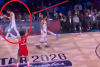 真的太气了！巴恩斯命中绝杀三分 文班愤怒摊手！