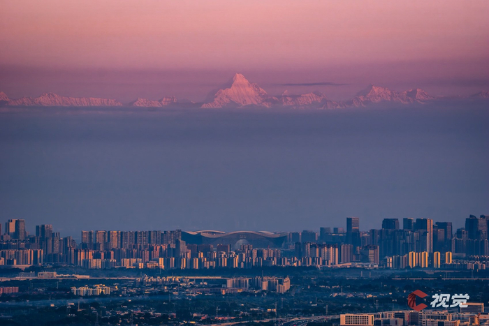 2025年5月7日，从成都市区遥望，粉色朝霞将幺妹峰染出秀丽的色彩。C视觉签约摄影师 蒋涛