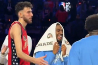 切特伸手祝贺华子但后者貌似没看到 无奈和坎宁安击掌缓解尴尬