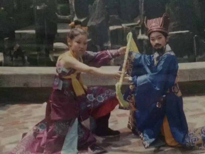 　　徐梦雪（左）儿时学习京剧的剧照