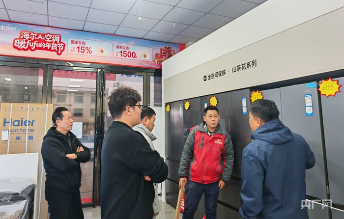 抚州市临川区太阳镇某家电专卖店里，前来选购家电的消费者络绎不绝（央广网记者  周蓓  摄）