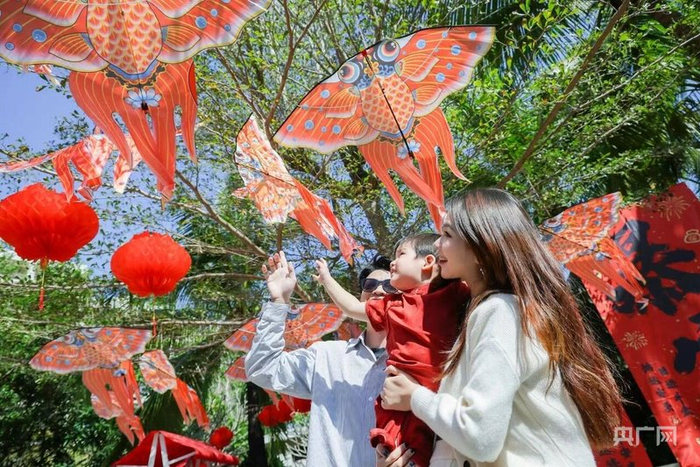 游客打卡海棠河生态公园（央广网记者  付美斌  摄）