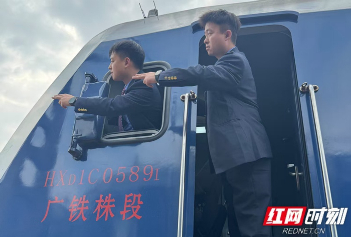 司机漆智丰（左）和副司机卢天扬（右）。