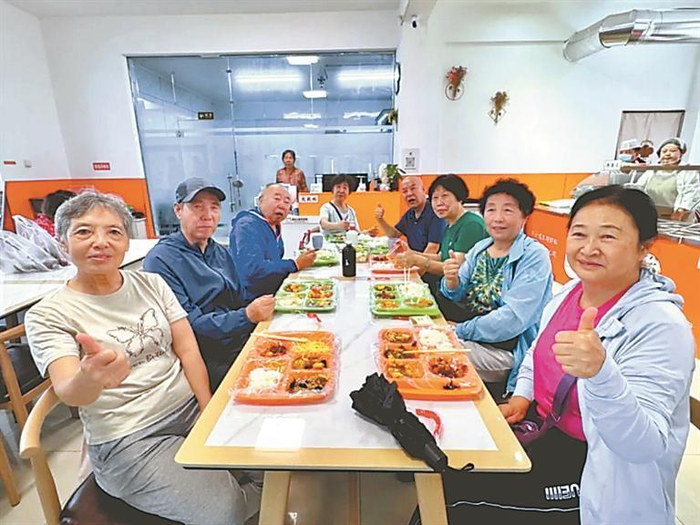     老年食堂方便老年人就餐。陈刚摄