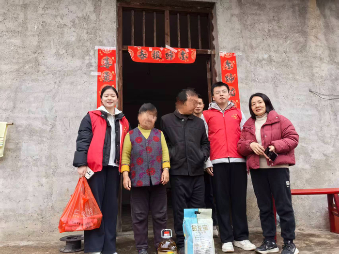 镇村干部将慰问物资悉数送到困难群众手中。