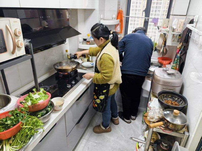 兄长浦帅与嫂子已接过母亲肩上的重担，操持祭祖所用的菜肴。