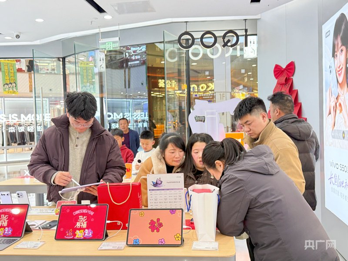 南昌某品牌手机店内，市民正在咨询国补政策（央广网记者  周蓓  摄）