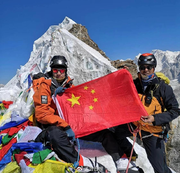 图为艾力库提·地里夏提携带这面特殊的五星红旗登顶珠穆朗玛峰。​
