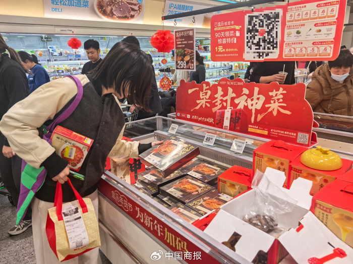 消费者正在挑选心仪菜品。