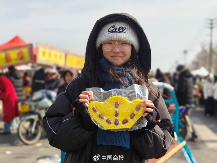 一名大学生假期帮家人卖年糕。