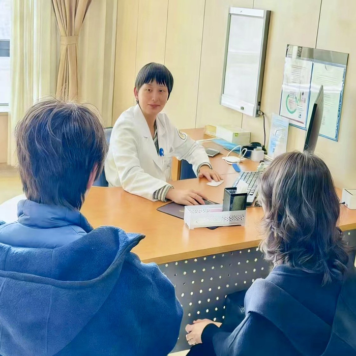 章迎春医生在门诊（受访者供图）