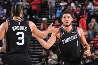 布克：你可以毫不犹豫地支持狄龙 他竞争超激烈 我们默契越来越好