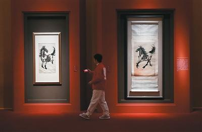 观众在中国美术馆参观展出的徐悲鸿作品《奔马》。新华社记者 鲁 鹏摄