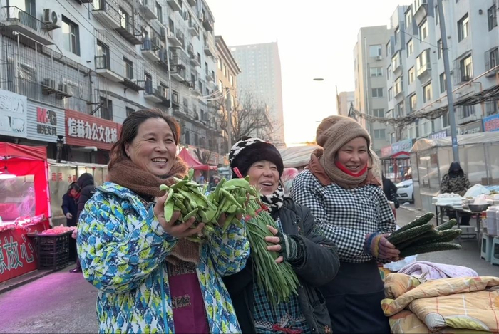 朱微微（左一）在吉林省四平市公园北街早市卖豆角。新华社记者司晓帅 摄