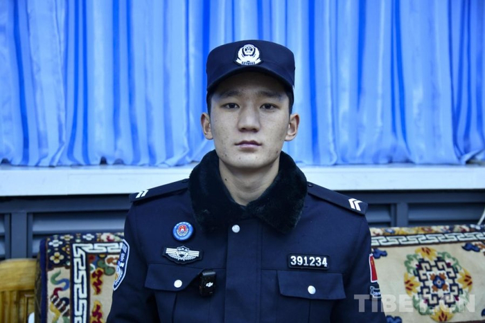 图为马攸桥边境检查站民警旦增平措　摄影：赵振宇