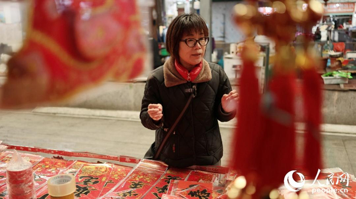 王淑华在选购年货。人民网记者 李昌乾摄