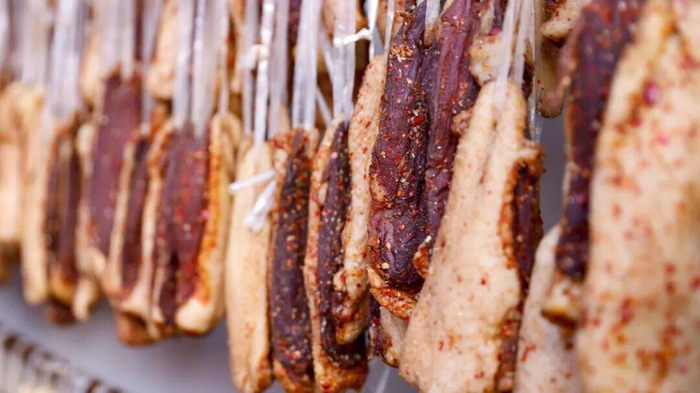 腌腊肉。图源：保山发布