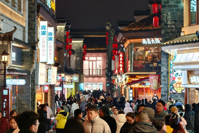 　　2月10日，江西省南昌市万寿宫历史文化街区内游人如织。新华社记者 陈浚武 摄