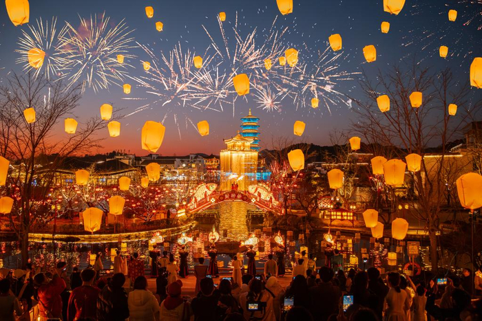 　　2026年春节前夕，江西省上饶市婺源县婺女洲度假区内举办的非遗民俗活动。新华社发