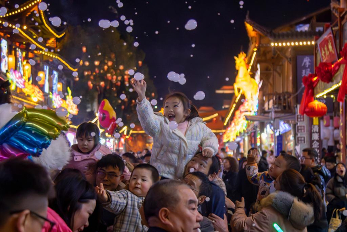 　　2026年春节前夕，湖北省恩施女儿城步行街上游人摩肩接踵。新华社发（谭华 摄）