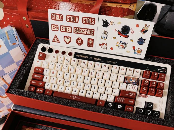 图为收到新春联名周边套装的买家晒图