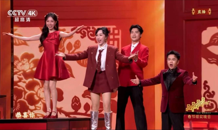 顾文梦（左二）图据央视