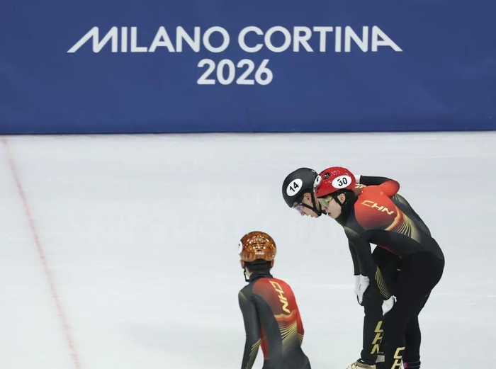 2月16日，中国队选手林孝埈（右一）、刘少昂（右二）、张柏浩在比赛后。 新华社记者 李明 摄