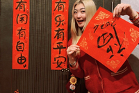 一身红！李梦晒照庆新年：丙午到征途走远方 赤马年追梦再启航