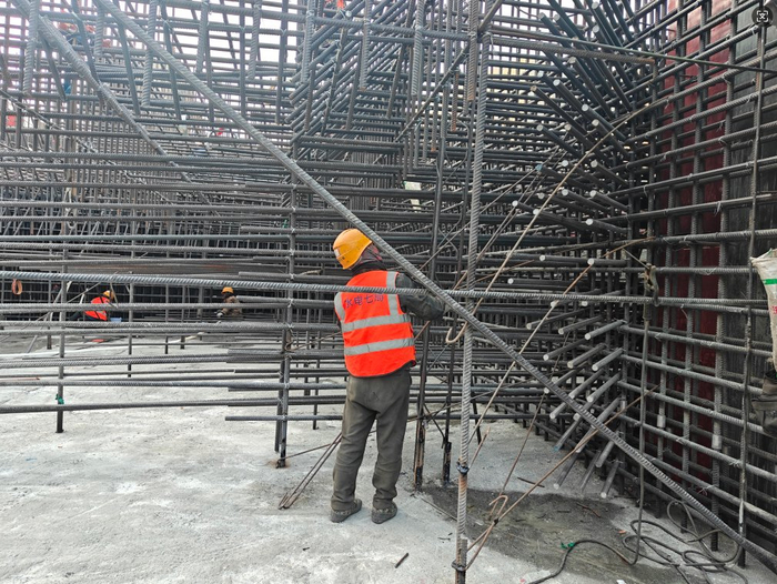 叶巴滩水电站建设现场，工人绑扎钢筋作业