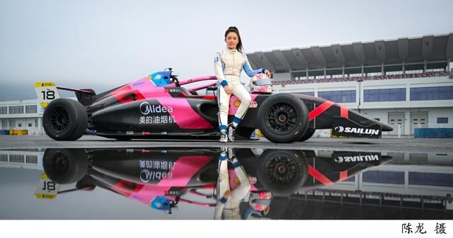 铁豆与自己出资购买的F4在宁波赛车场合影（文汇报 陈龙 摄）