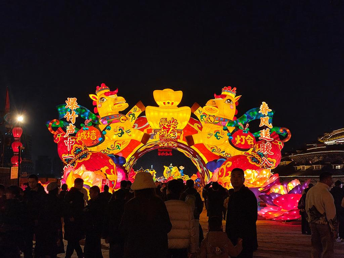 　　2026年春节前夕，西安城墙景区内以“千灯映长安 午马迎春来”为主题的灯会吸引着众多游人。新华社记者 张申博 摄