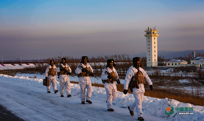 　　连队官兵执行巡逻任务。解放军报记者 张雷 摄