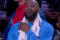 詹詹自喜詹姆斯昨日在板凳自嗨笑骂：法克文班~