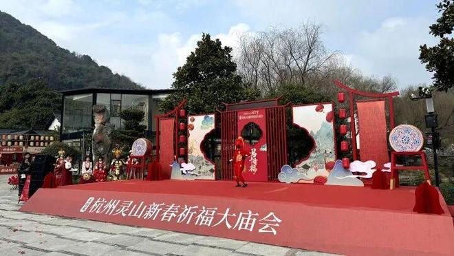 穿上了马年定制服装的宇树U2  供图 张丹青