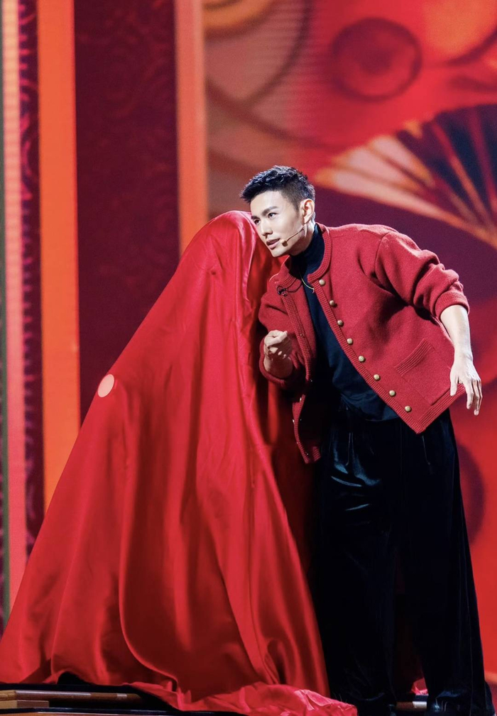 邓男子直言，有人愿意尝试揭秘魔术，恰恰证明节目被大家记住。受访者供图