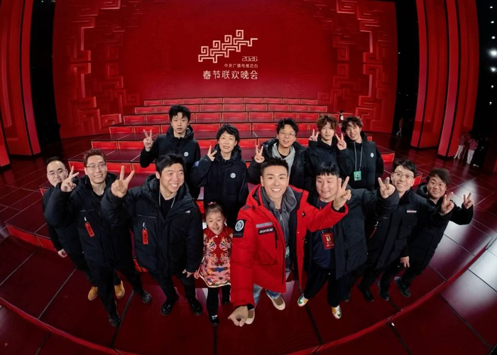 魔术师邓男子说，他特意将女儿带到后台，让她近距离感受自己的工作状态。受访者供图