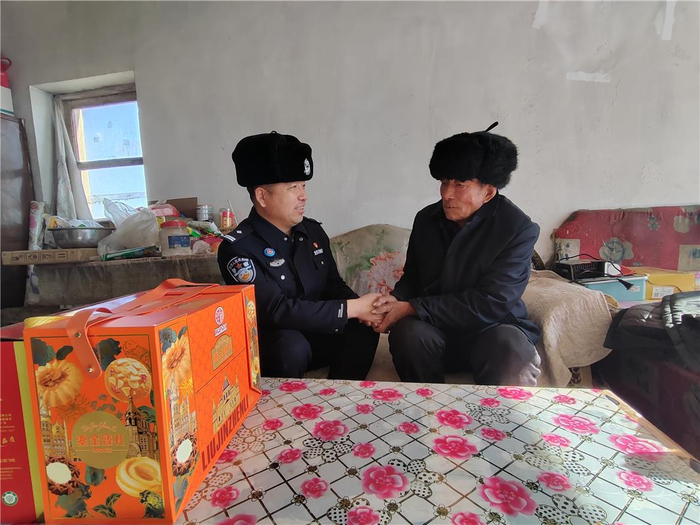 　看望老党员。（资料图）