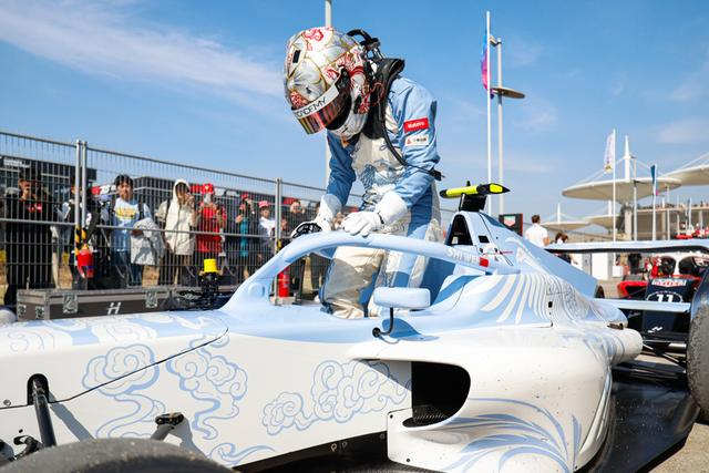 去年铁豆的赛车、赛车服、头盔都带有中国元素 （文汇报 王竟成 摄）