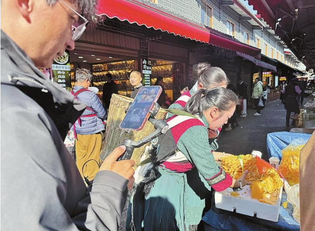 直播采购年货。丽江木府供图