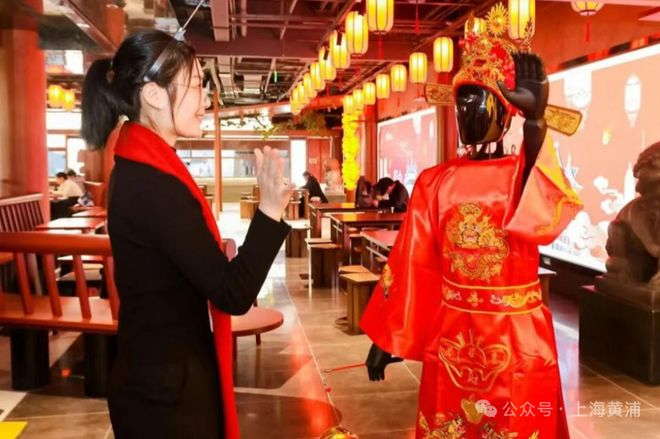 ▲机器人扮财神与游客互动 图据上海黄浦