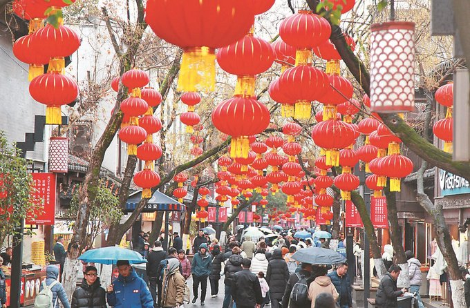 2月16日，游客在南京夫子庙景区游玩，乐享春节假期。 刘建华 摄 （视觉江苏网供图）