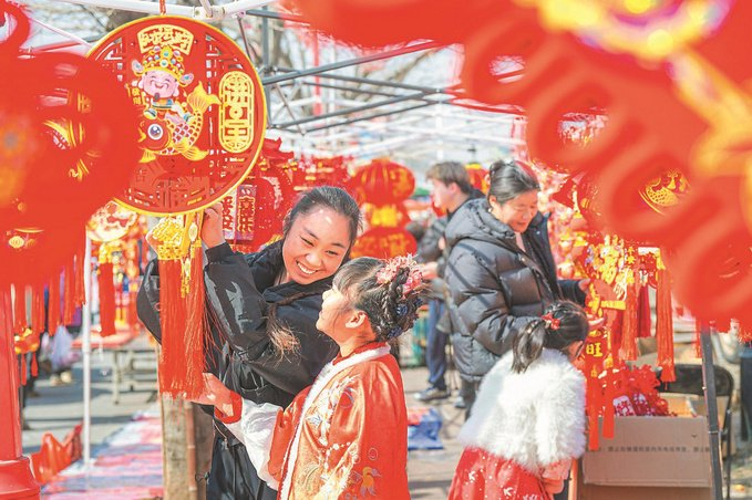 2月13日，宿迁市宿城区埠子镇年货大集上，琳琅满目的商品吸引众多村民前来品民俗、购年货。 徐江海 摄 （视觉江苏网供图）