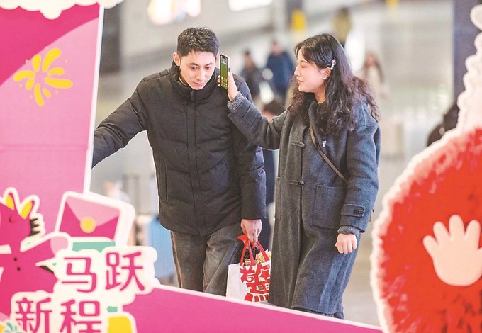 2月16日，在淮安市高铁东站出站口，出站旅客电话报平安。 贺敬华 摄 （视觉江苏网供图）