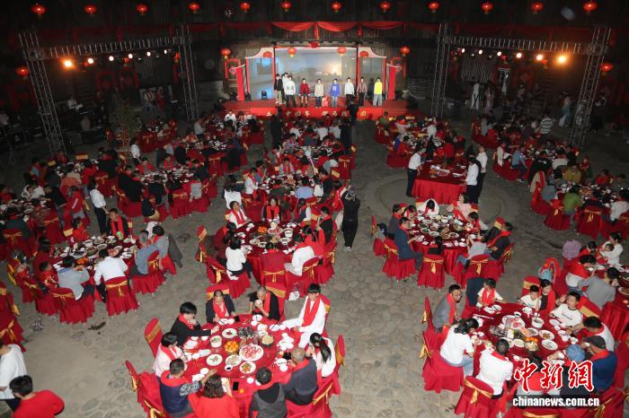 “土楼中国年，骏马载团圆”2026年土楼过大年系列活动现场。张晓露 摄