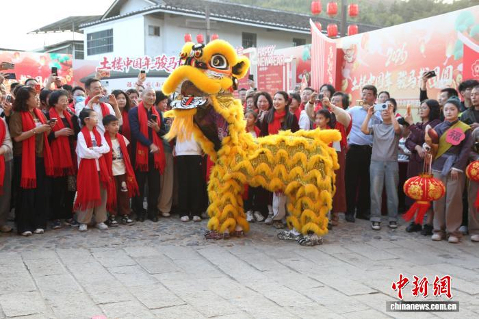 “土楼中国年，骏马载团圆”2026年土楼过大年系列活动现场。张晓露 摄