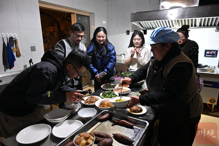 周均莉家的民宿里，大家张罗着团年饭。
