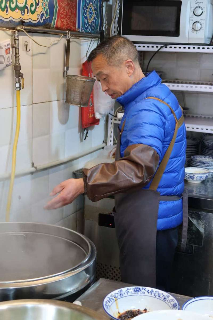 老街杂酱面馆老板尹青海正在煮面。新京报记者 吴淋姝 摄