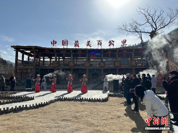  1月31日，游客在江迭公路的起点——卓尼县扎古录镇游览打卡。冯志军 摄