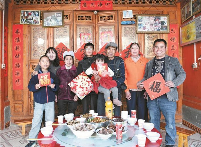     2月16日，在云南省大理白族自治州剑川县马登镇文屏村，一家人在吃“团圆饭”前合影。新华社发（赵庆祖  摄）